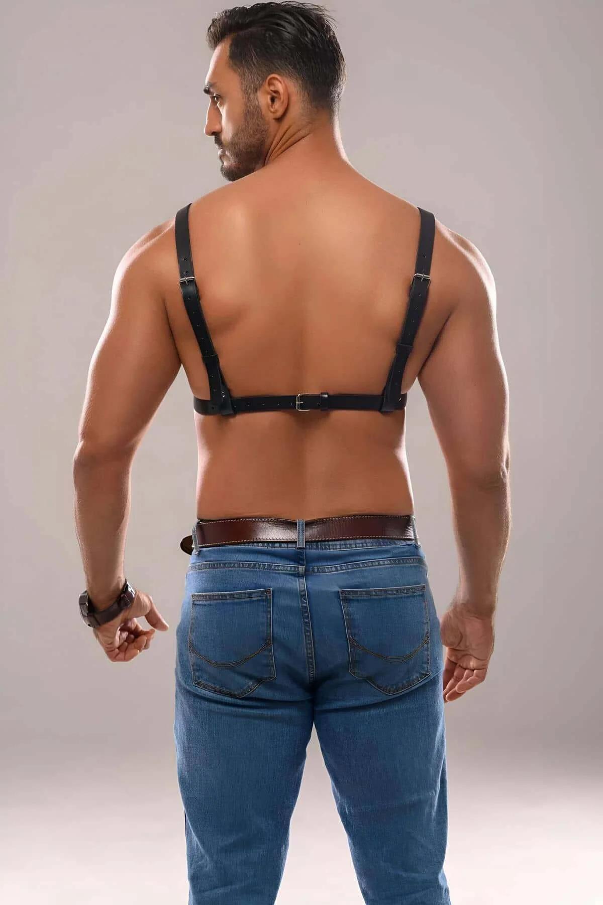 Askı genişliği ve metal donanımı gösteren siyah erkek göğüs harness üzerinde gümüş O-halka birleşimi, yakın çekim