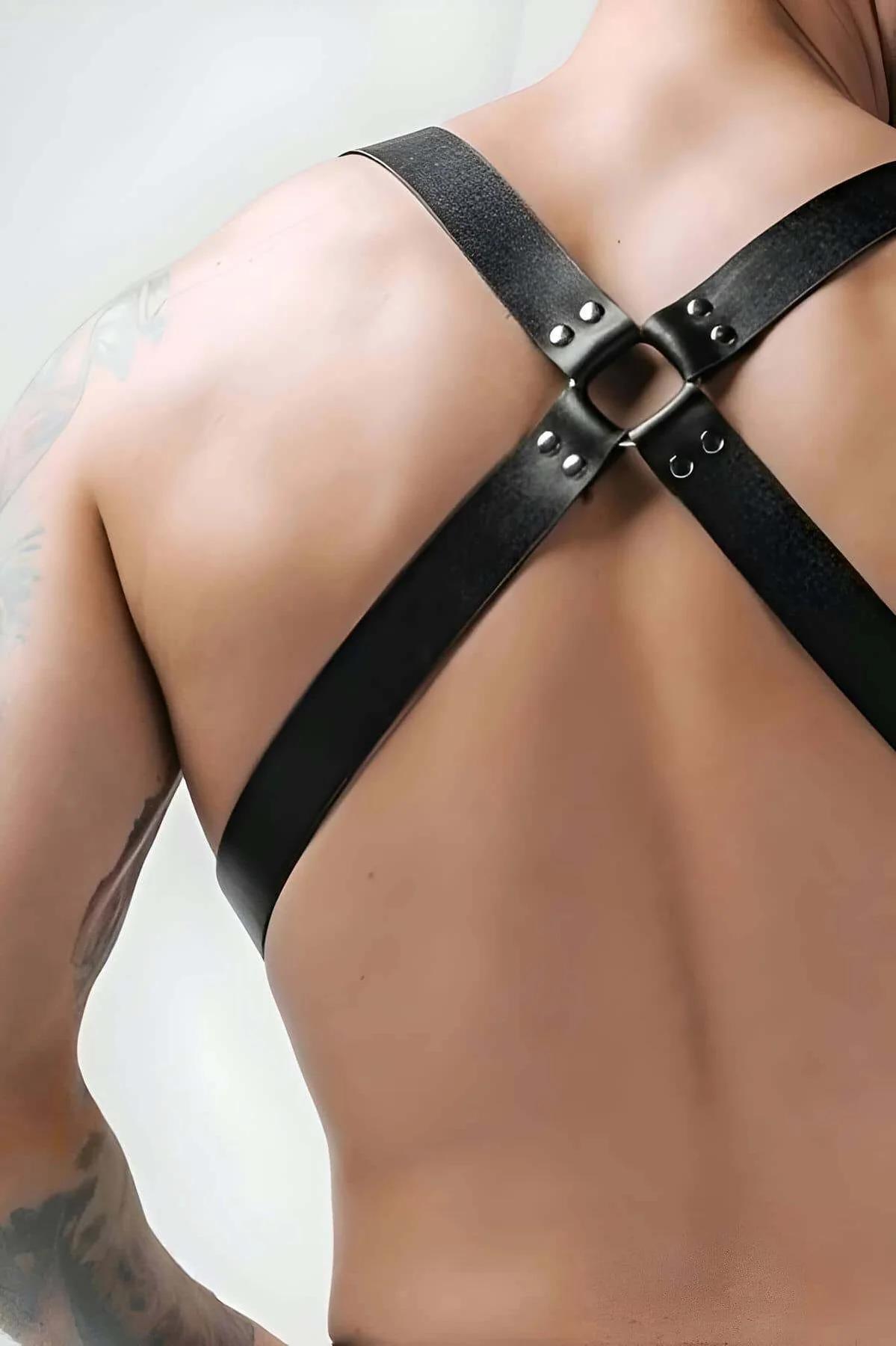 Siyah suni deri göğüs harness üzerinde gümüş D-halka ve döner çıtçıt kanca donanımı, yakın çekim