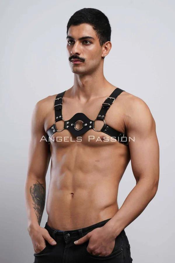 Üçlü O-halkalar ve gümüş toka omuz bantlı siyah suni deri göğüs panel harness, erkek model üzerinde