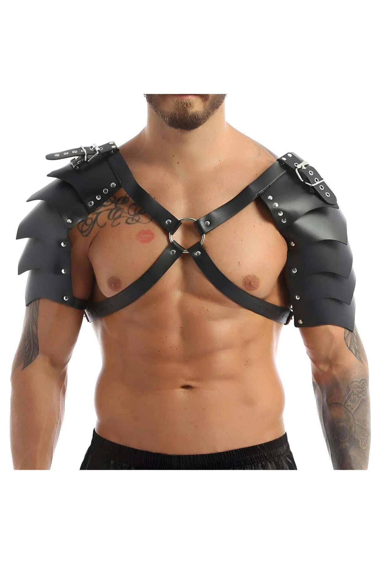 Siyah erkek harness omuz pauldron plakaları gümüş perçin detayı yakın çekim