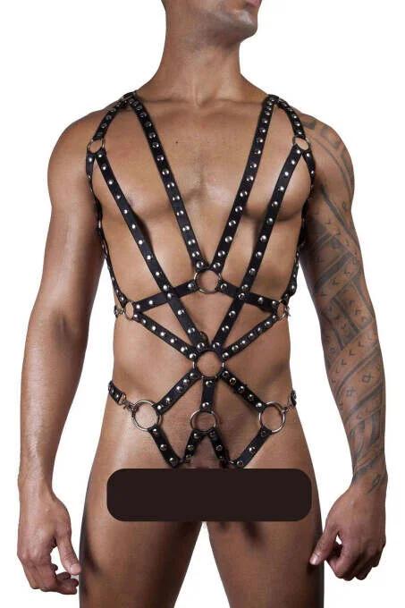 Erkek model ön görünümde yoğun gümüş kubbe zımbalar ve altı O-halka ile siyah suni deri tam vücut harness'ı