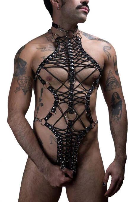 Erkek modelde gümüş O-halkalar ve entegre boyunluklu siyah suni deri tam vücut harness geometrik çapraz askılar