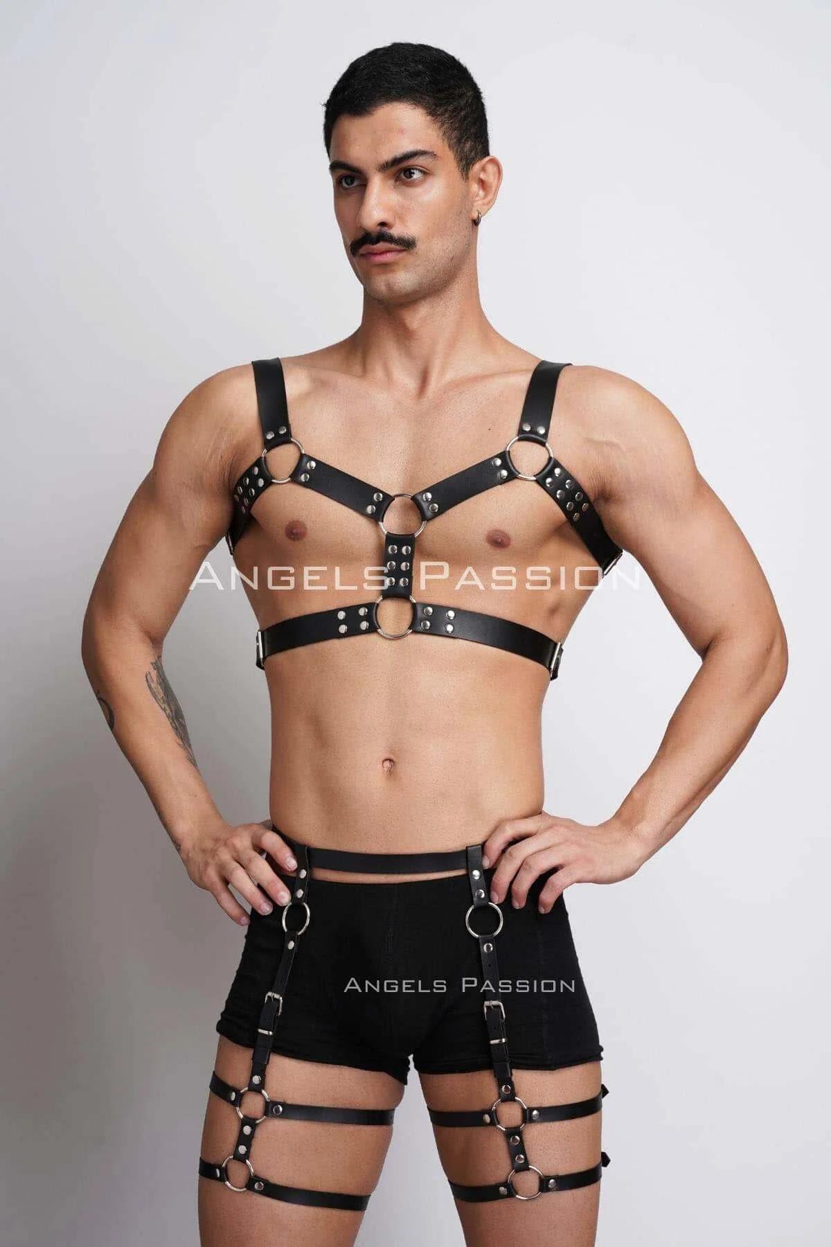 Erkek modelde ayarlanabilir siyah suni deri vücut harness setinin tam önden görünümü