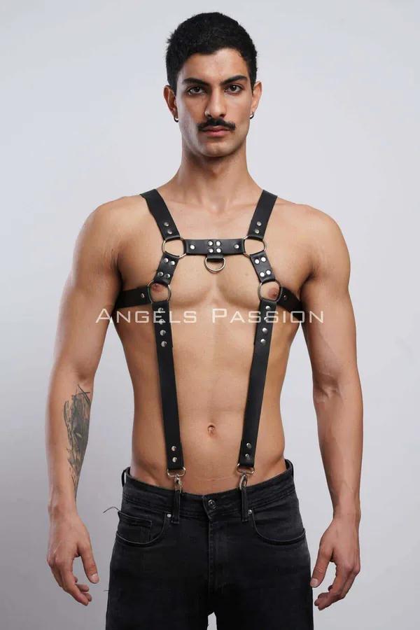 Çıplak göğüs üzerinde beş gümüş O-halka ve perçin aksanlarıyla siyah suni deri erkek göğüs harness