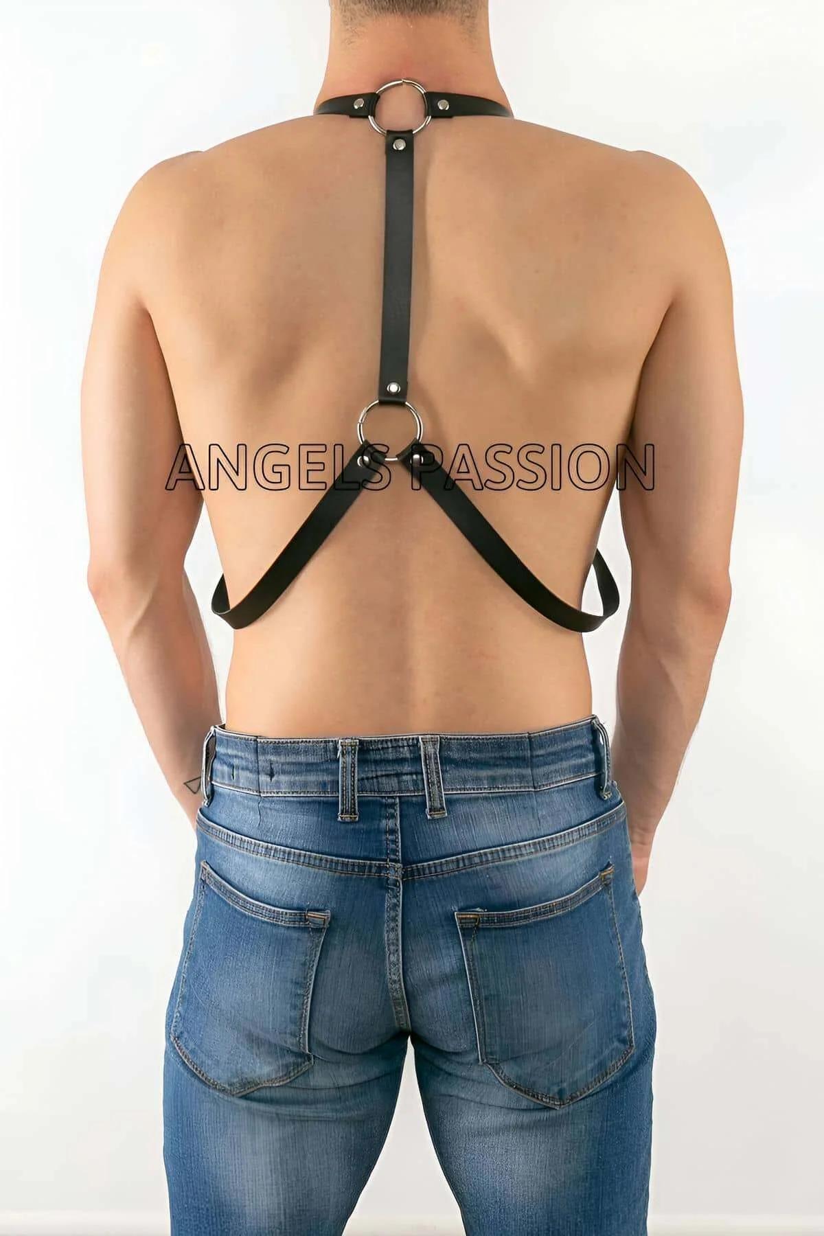 dört gümüş toka ve düzgün askı yönlendirmesiyle siyah ayarlanabilir vücut harness'ının arka görünümü
