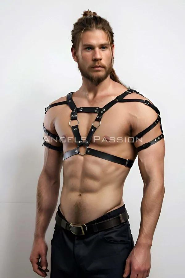 Erkek model ön görünümde gümüş donanımlı siyah suni deri askılı O-halka göğüs harness