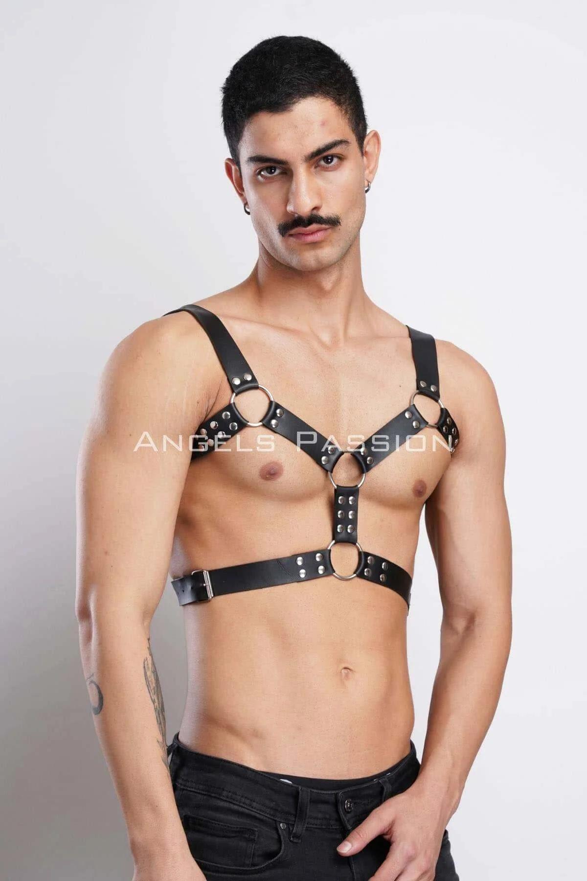 Siyah suni deri göğüs harness askılarındaki gümüş kubbe perçinlerin yakın görünümü