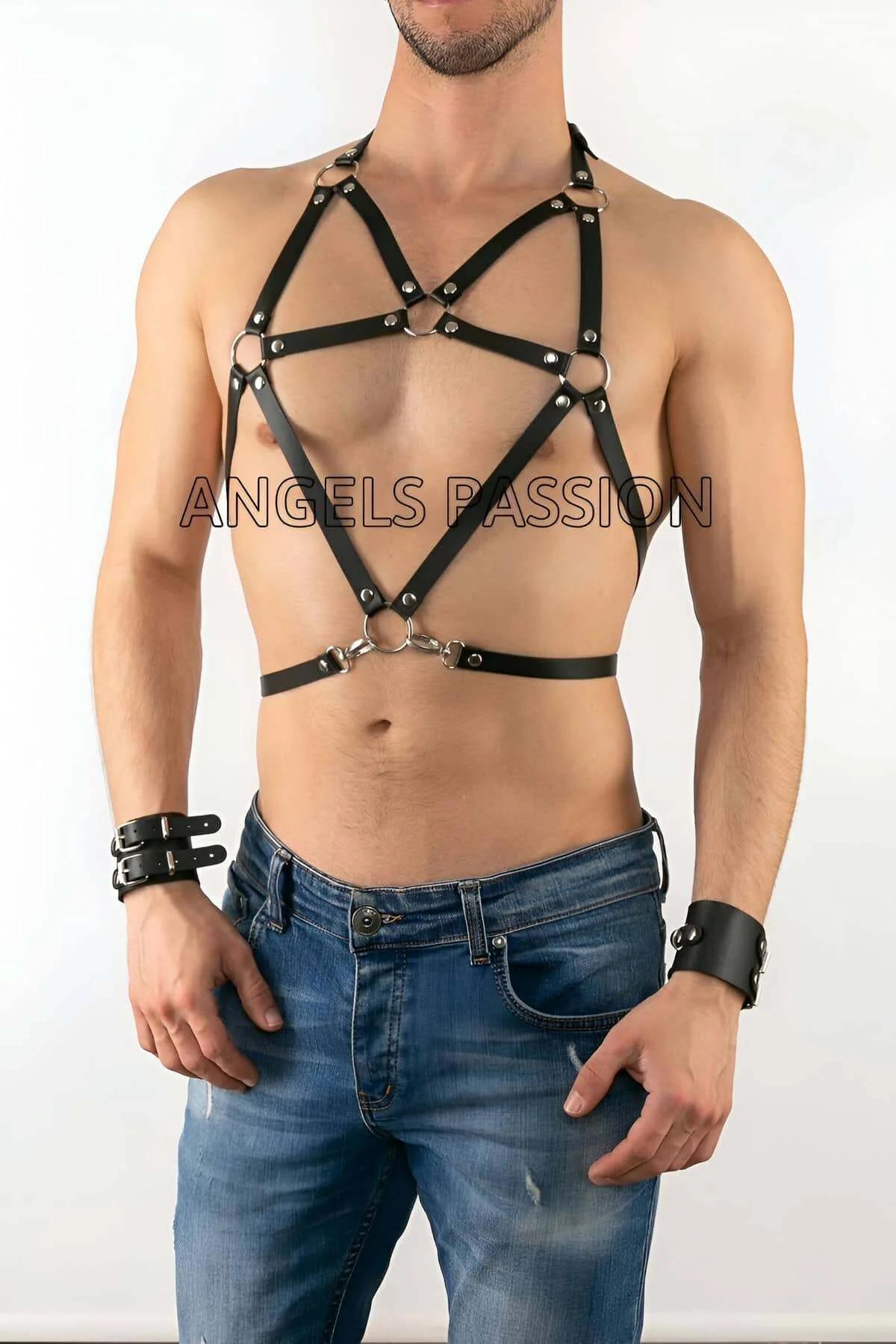 siyah pentagram suni deri harness askılarındaki gümüş O-halka kesişimlerinin yakın çekimi