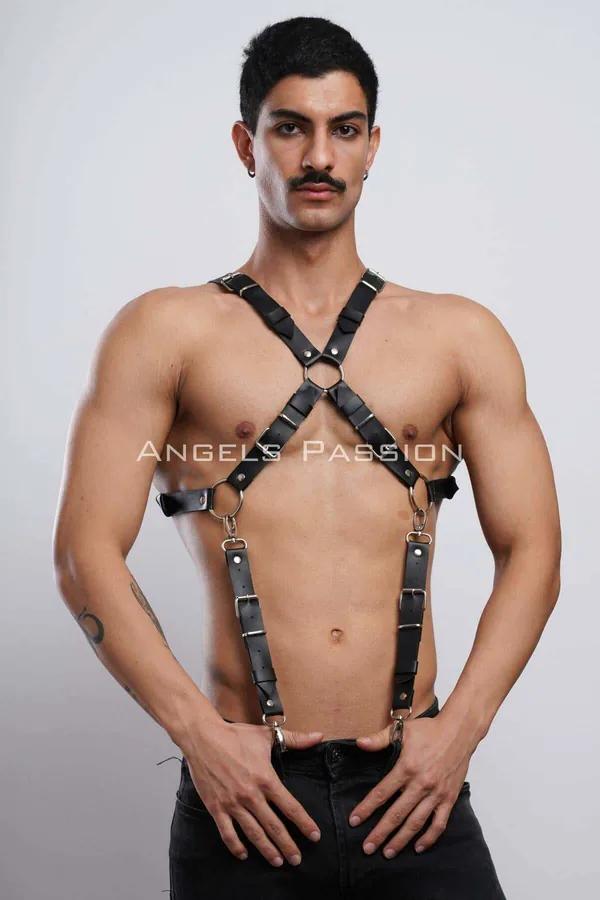Erkek torsosu üzerinde altın O-halkalar ve ayarlanabilir toka bantlı siyah suni deri X-arka vücut harness