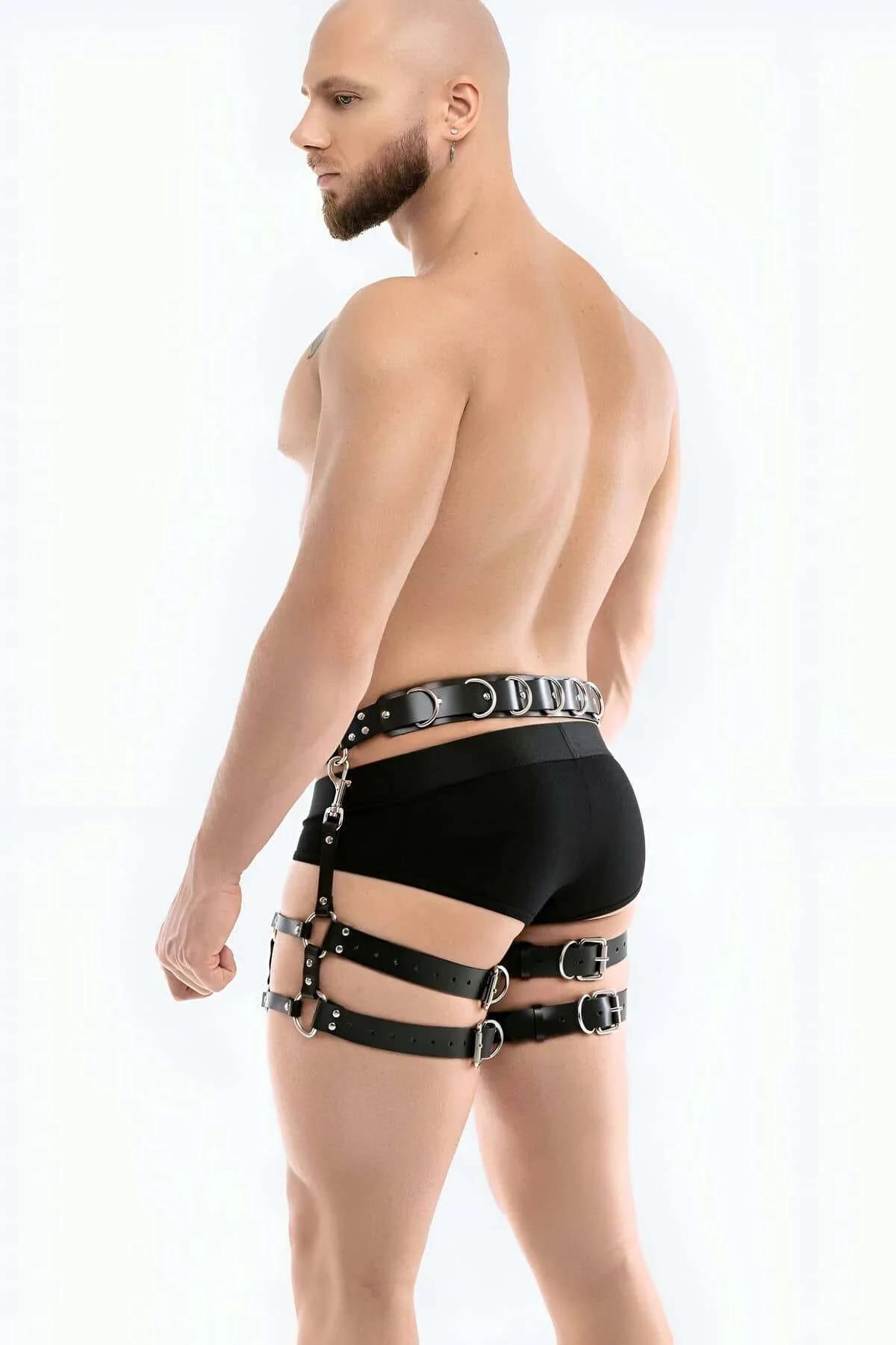 siyah uyluk harness yan görünüm, üç yatay askı bandı ve perçinli donanım