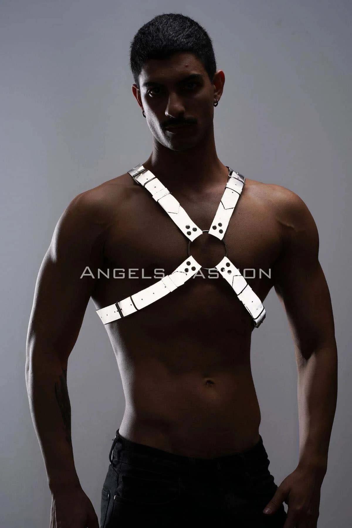 Beyaz reflektör göğüs harness arka görünüm, metal toka kapanışı ve bant ayarı