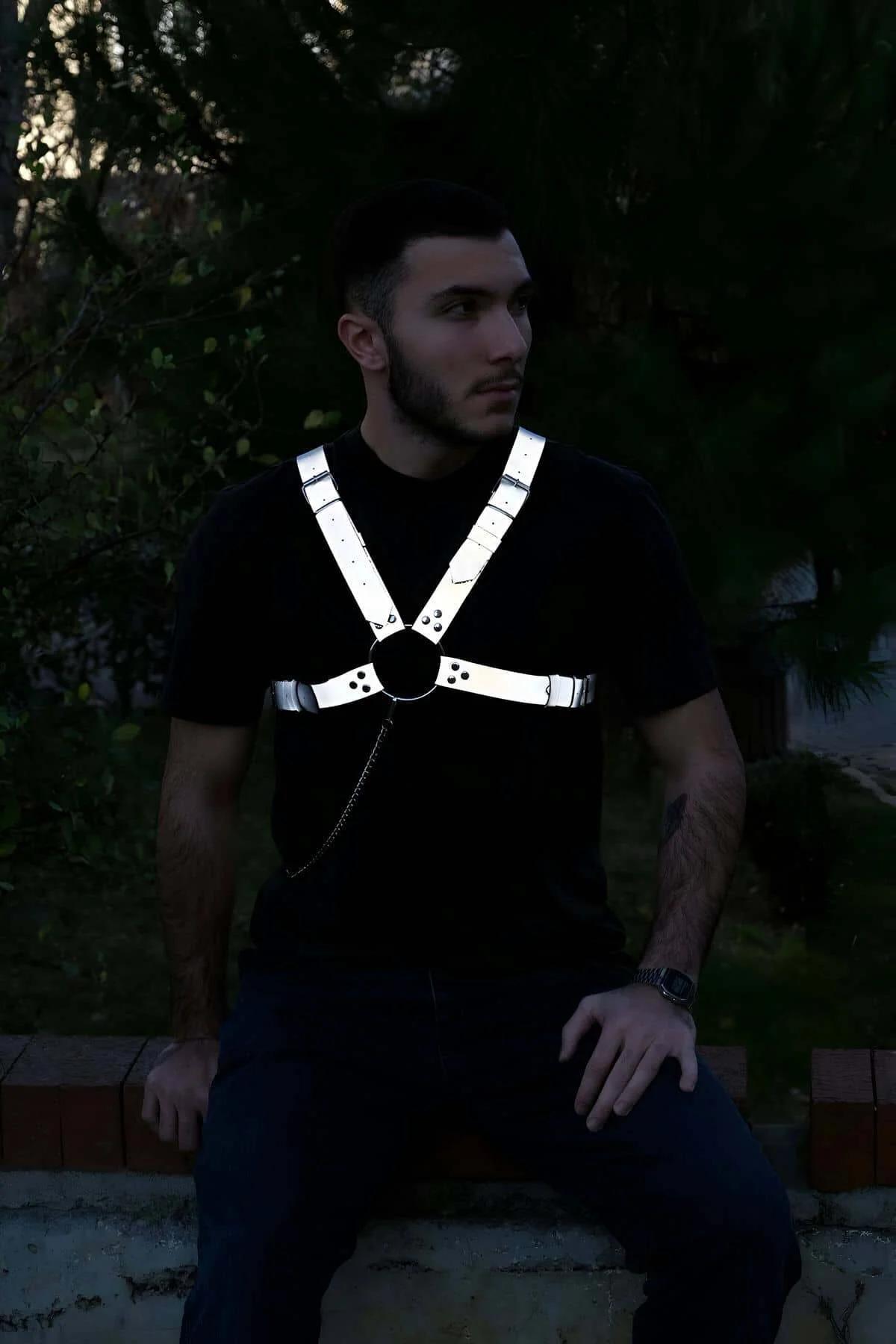 erkek göğüs harness üzerinde reflektör beyaz kumaş askılar ve perçin zımba detayları yakın çekim