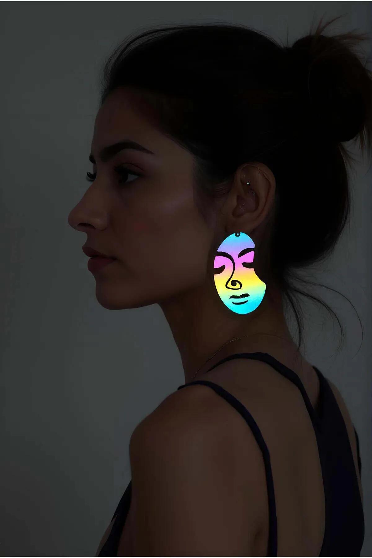 Modelde gösterilen gökkuşağı reflektör soyut yüz sallantı küpe, siyah çizgi sanat yüzlü camgöbeği-sarı iridescent akrilik sarkıt