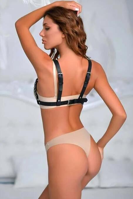 siyah vegan deri ayarlanabilir göğüs ve bel vücut harness, gümüş tokalar ve kafes tarzı sırt askıları