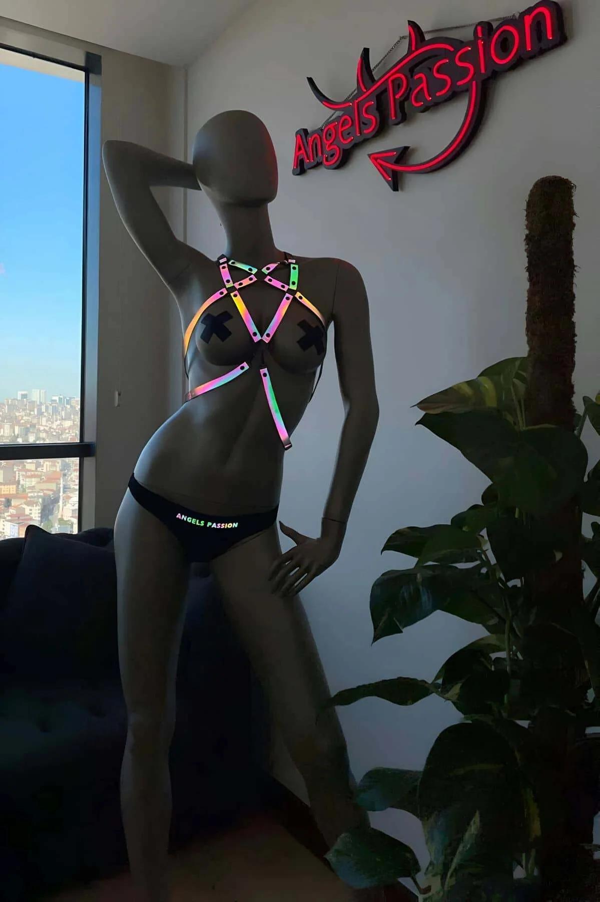 Manken üzerinde iridyan holografik kafes askılar ve gümüş kare donanımlı gökkuşağı reflektör vücut harness