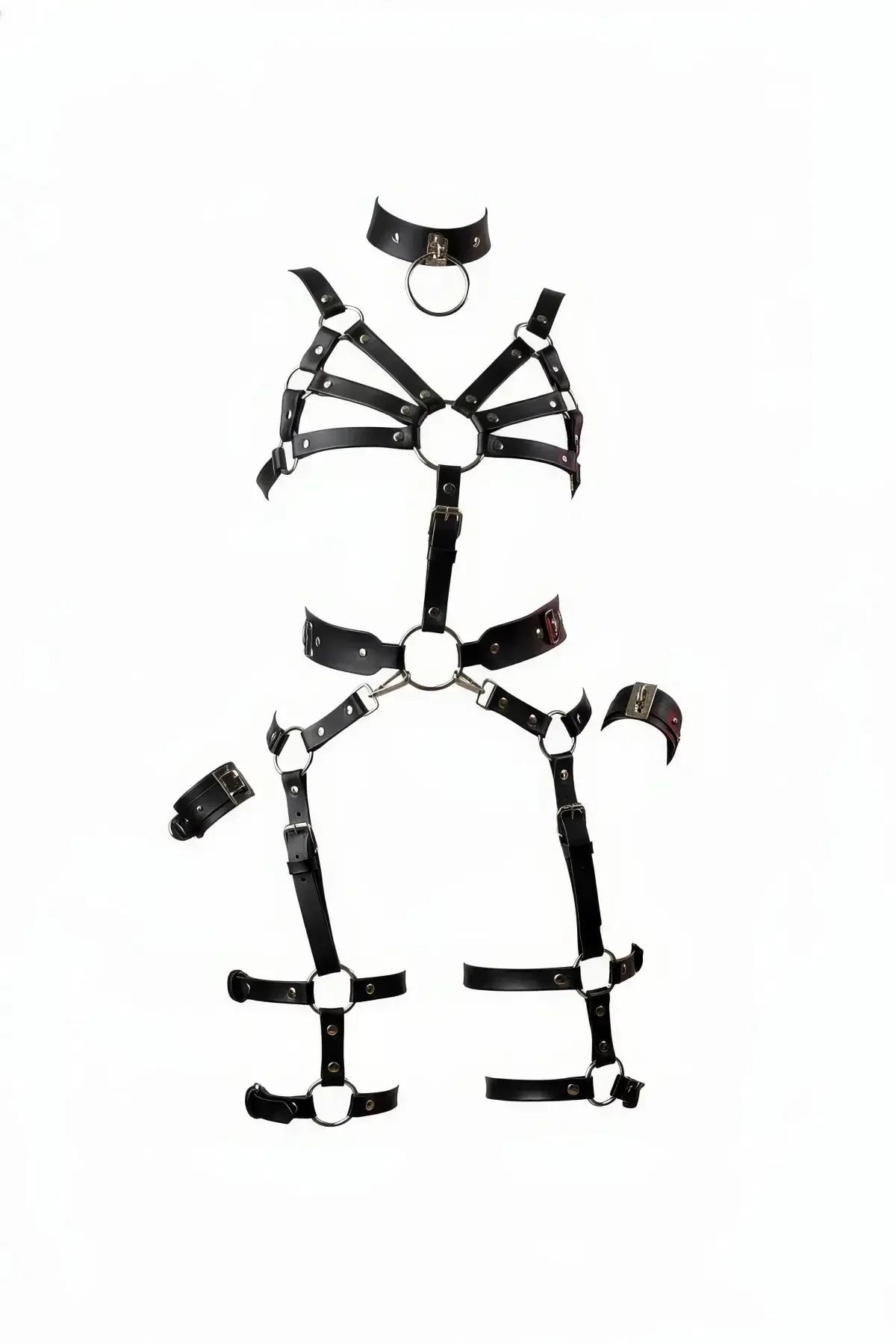 Göğüs harness, jartiyer askıları, gümüş O-halkalı çoker ve bilek manşetli siyah suni deri tam vücut harness seti düz serili