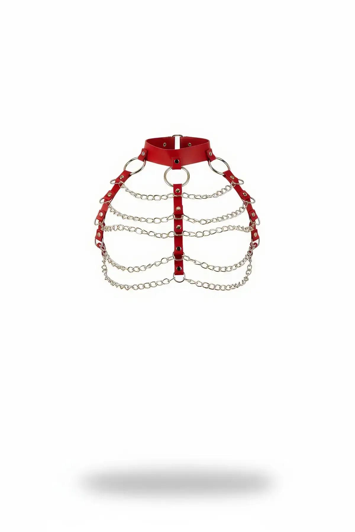 Beyaz zeminde dört sıra gümüş zincir ve O-halka aksesuarlı kırmızı suni deri çoker göğüs harness