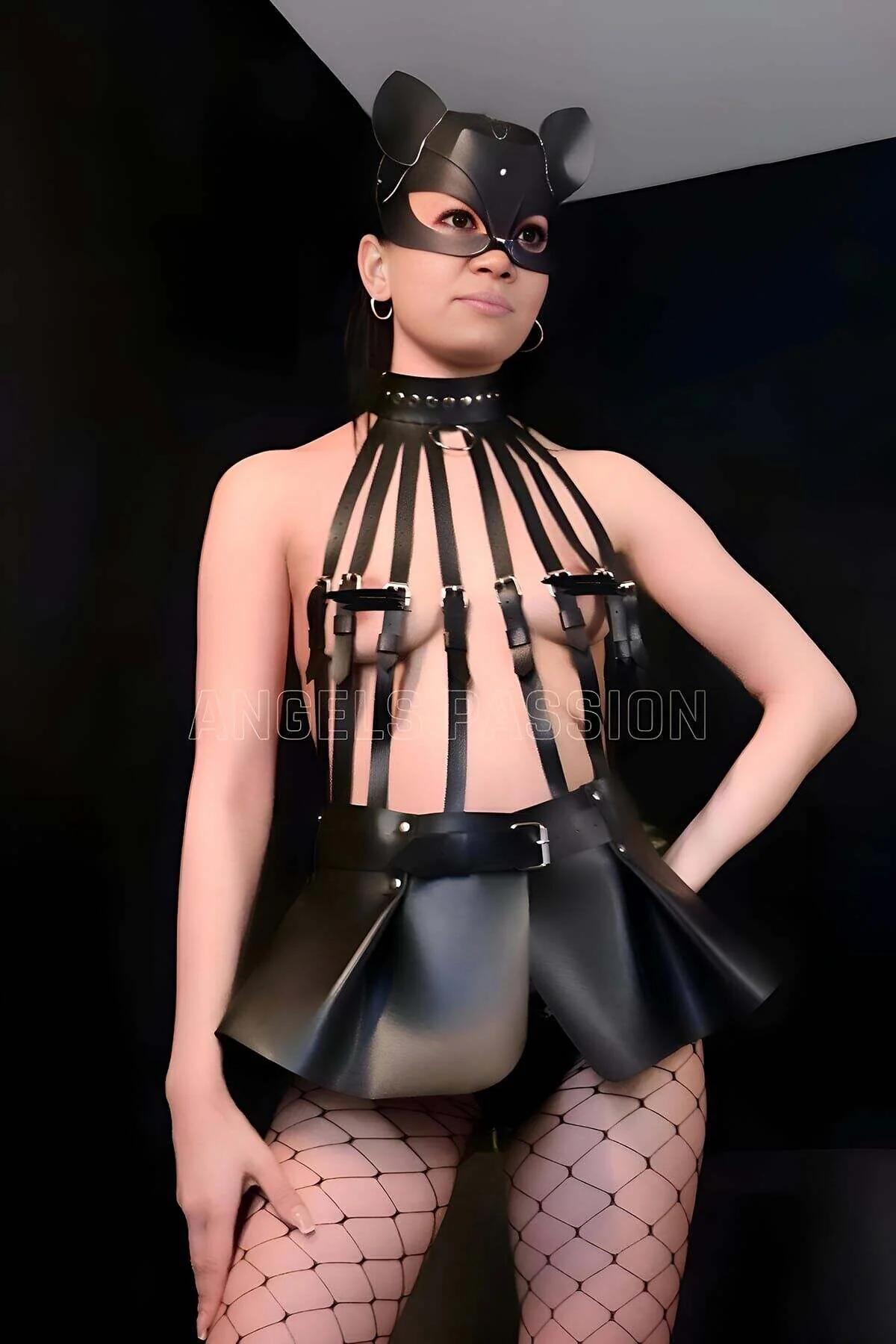 Modelde alevli mini etek ve kedi kulaklı maske ile siyah suni deri çok askılı kafes vücut harness'ı, tam set