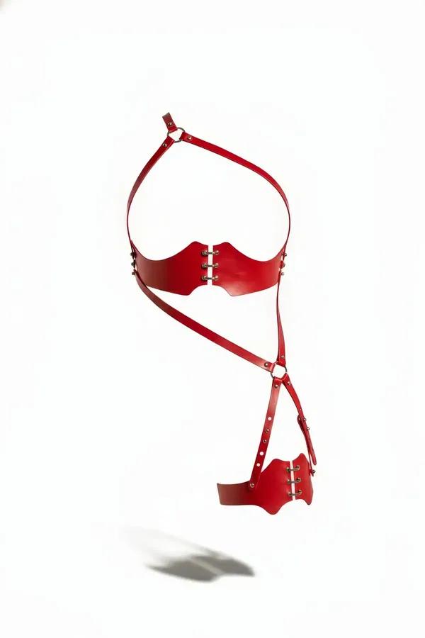 Kırmızı suni deri tam vücut harness - taraklı göğüs ve jartiyer bantları, gümüş üçlü-bar kapanışı ve O-halka