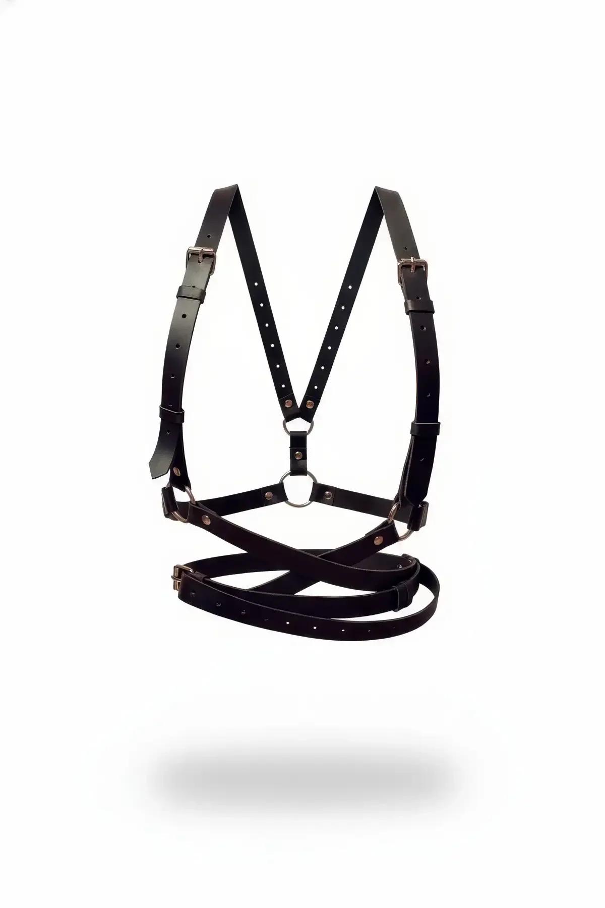 Siyah suni deri tam vücut harness - çapraz bel askısı, gümüş O-halka ve ayarlanabilir dikdörtgen toka, beyaz bodysuit