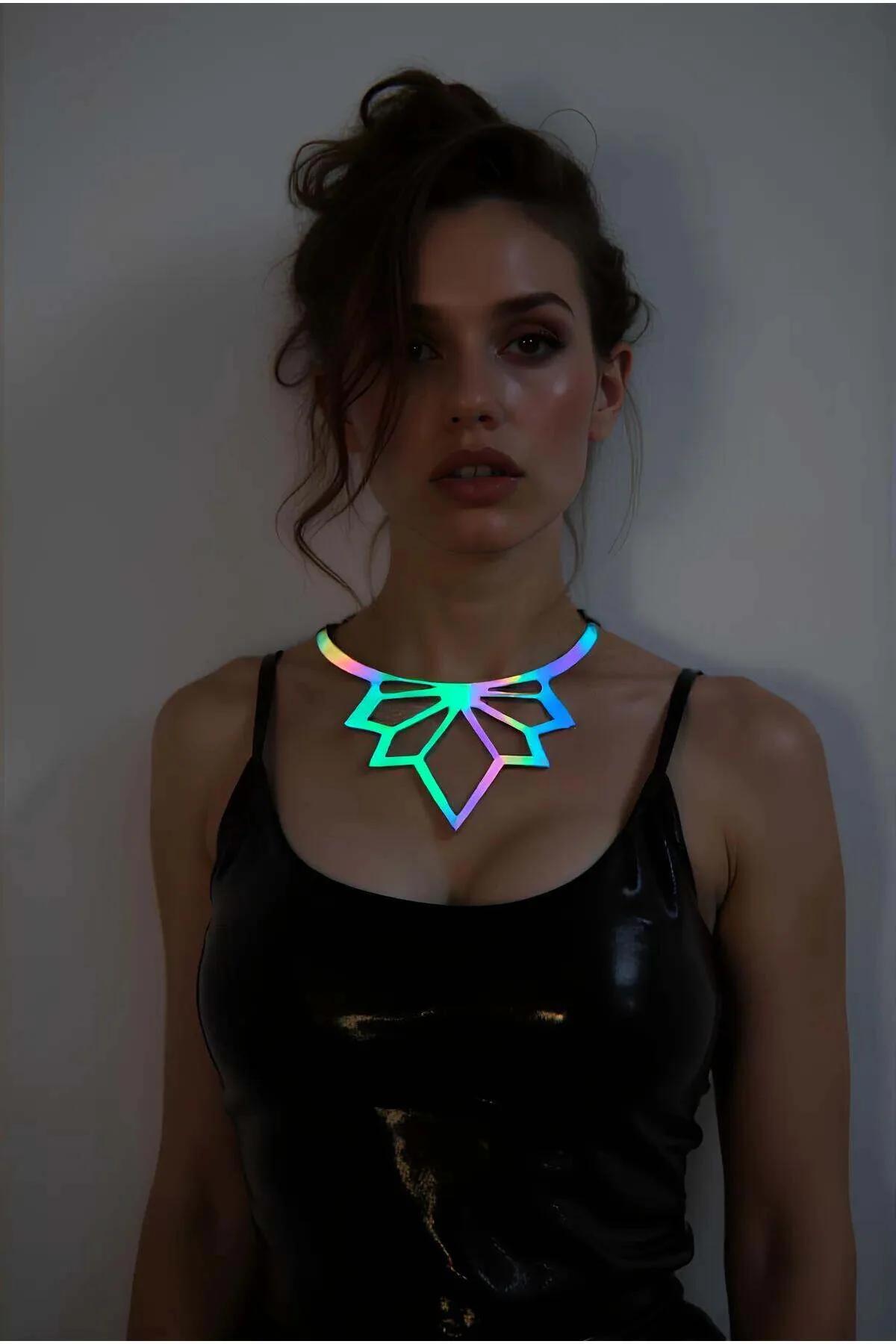 Siyah lateks üst karşısında camgöbeği-mor-altın renk kaymalı iridescent geometrik lazer kesim çoker