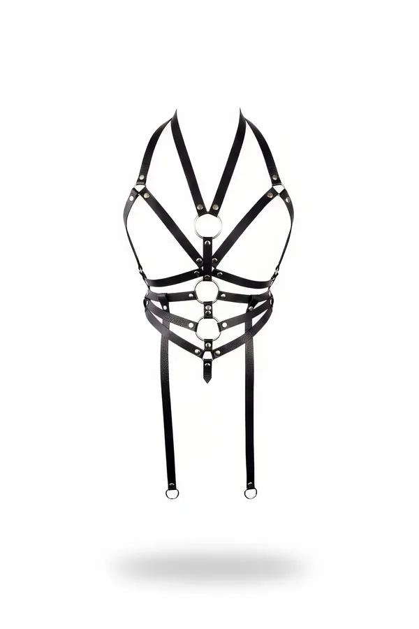 Siyah suni deri askılı göğüs harness, üçlü gümüş O-halkalar ve halter yaka, beyaz arka plan