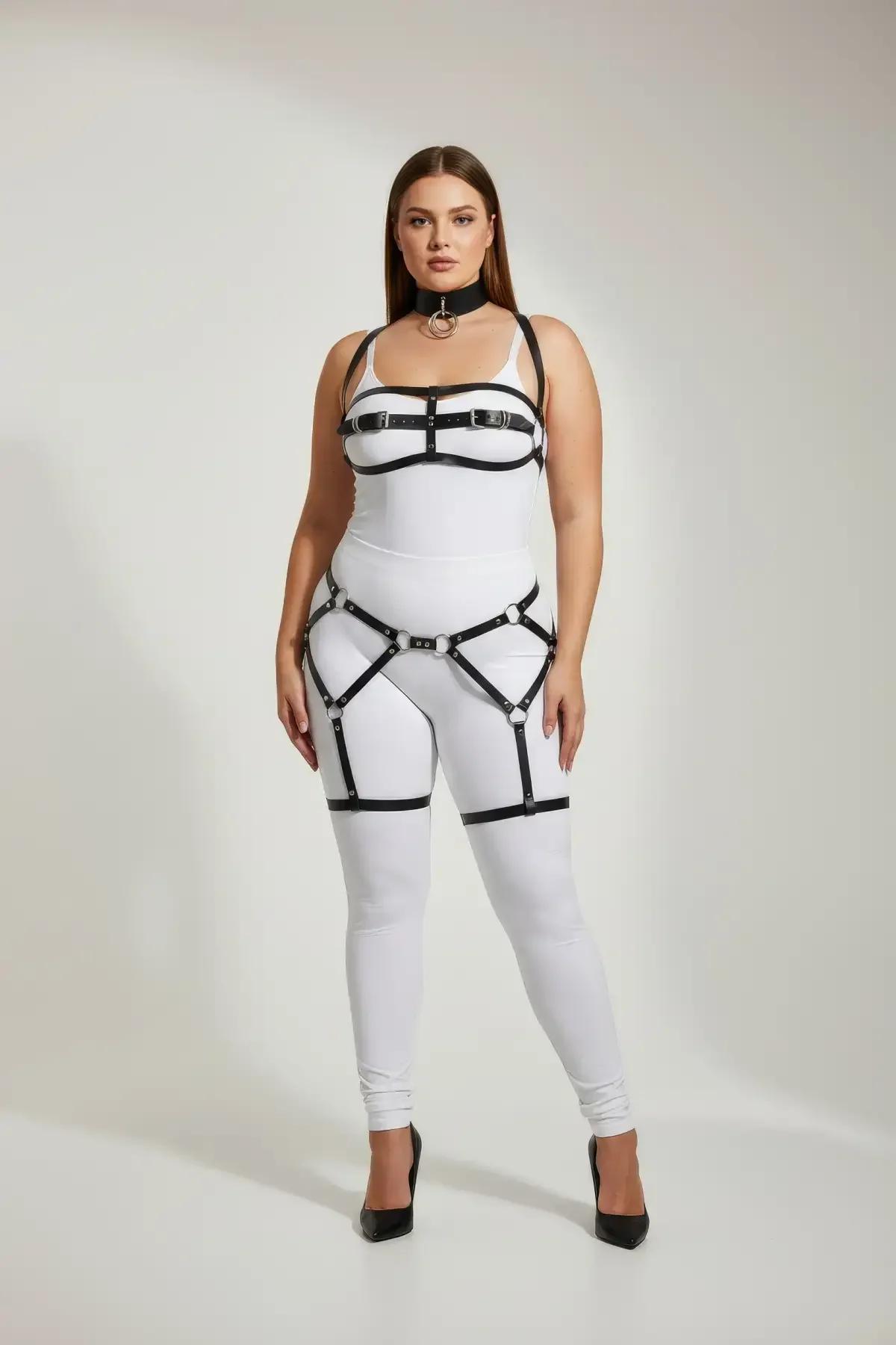 Modelde gümüş O-halka, göğüs sütyen askıları, çoker boyunluk ve uyluk jartiyer bantlı siyah suni deri tam vücut harness