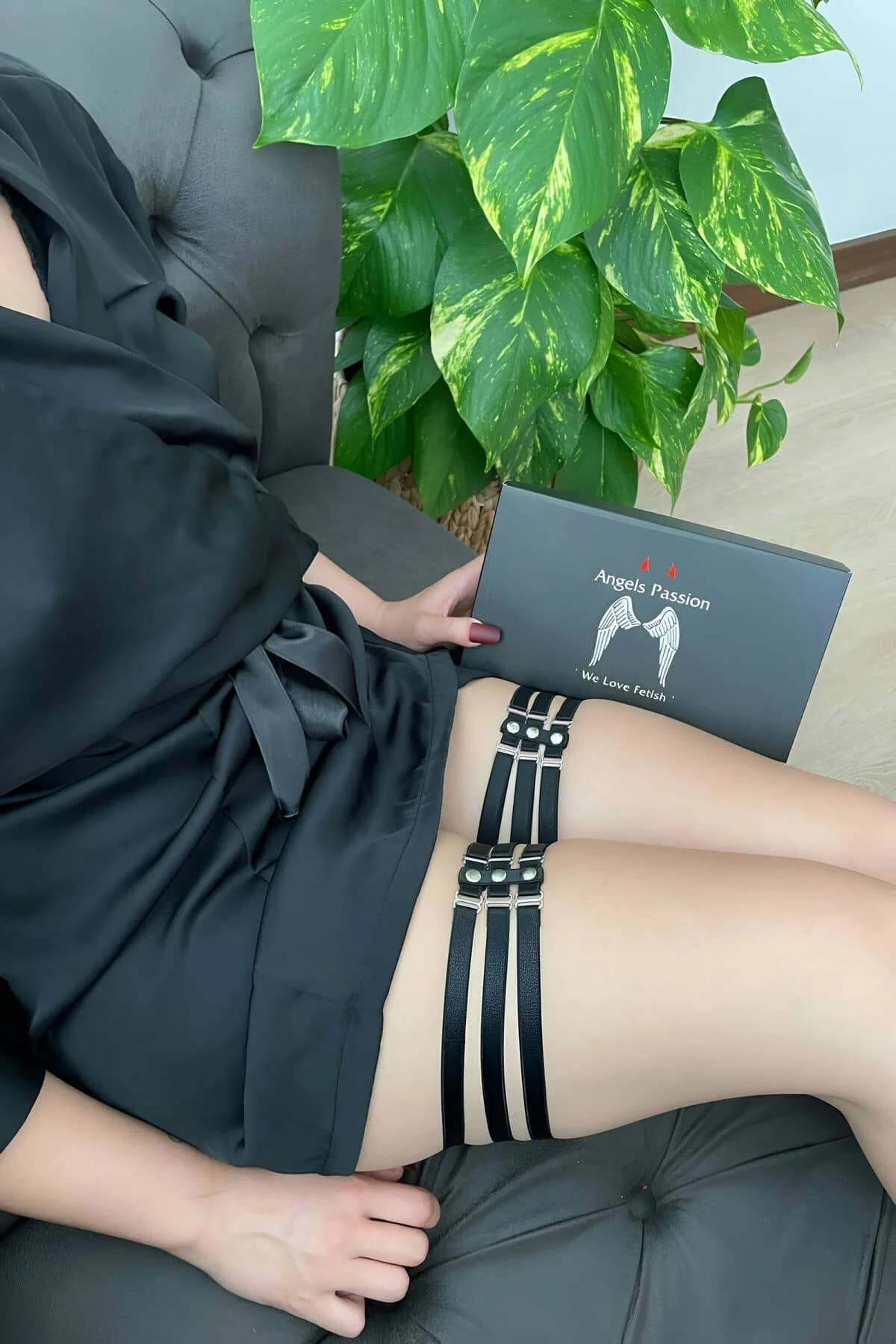 3 sıra askı ve gümüş ton perçinlerle siyah suni deri uyluk harness