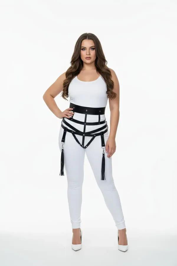 Çıkarılabilir saçak bacak jartiyerleri ve gümüş D-halka klipslü siyah suni deri geniş askılı kafes bel harness
