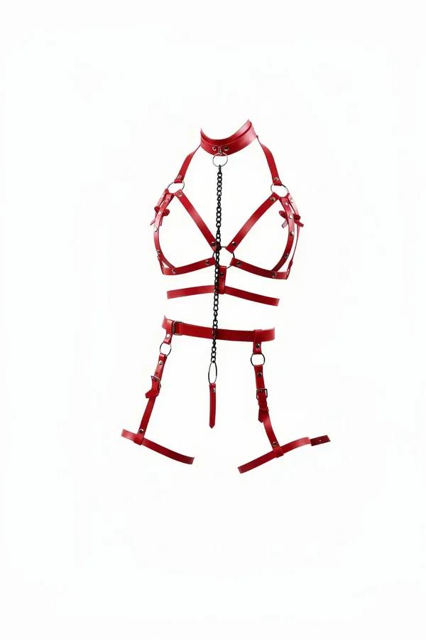 Çoker boyunluk, tabanca metalik zincir, göğüs kafes askıları ve uyluk jartiyerlerle kırmızı suni deri tam vücut harness