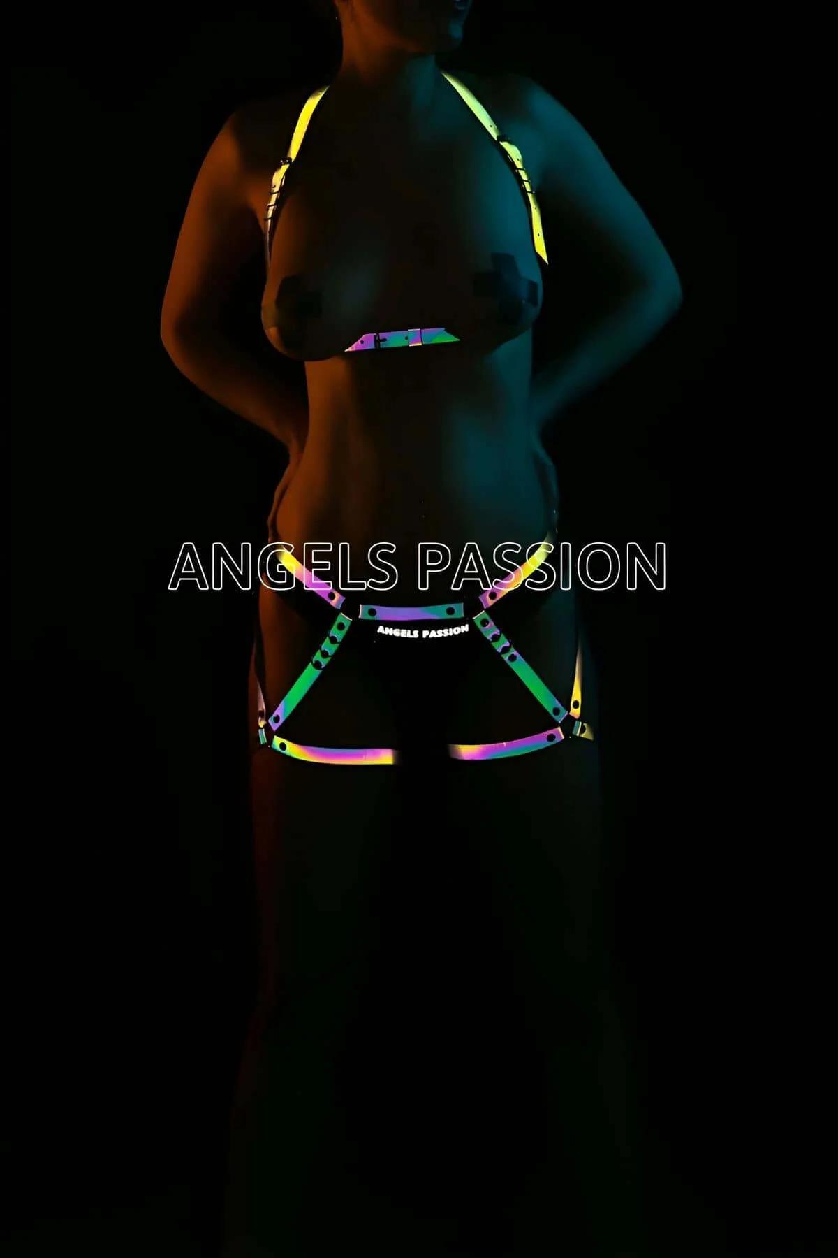 Koyu arka planda yeşil sarı pembe teal parlayan iridyan gökkuşağı reflektör vücut harness seti, iki parça göğüs ve bel harness