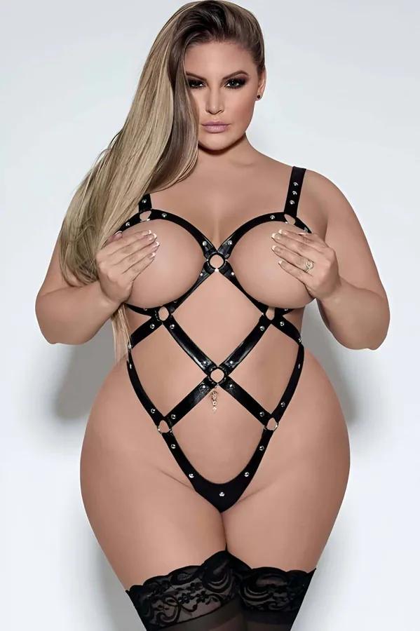Plus-size modelde gümüş kubbe zımbaları ve üç O-halkalı siyah suni deri tam vücut kafes harness