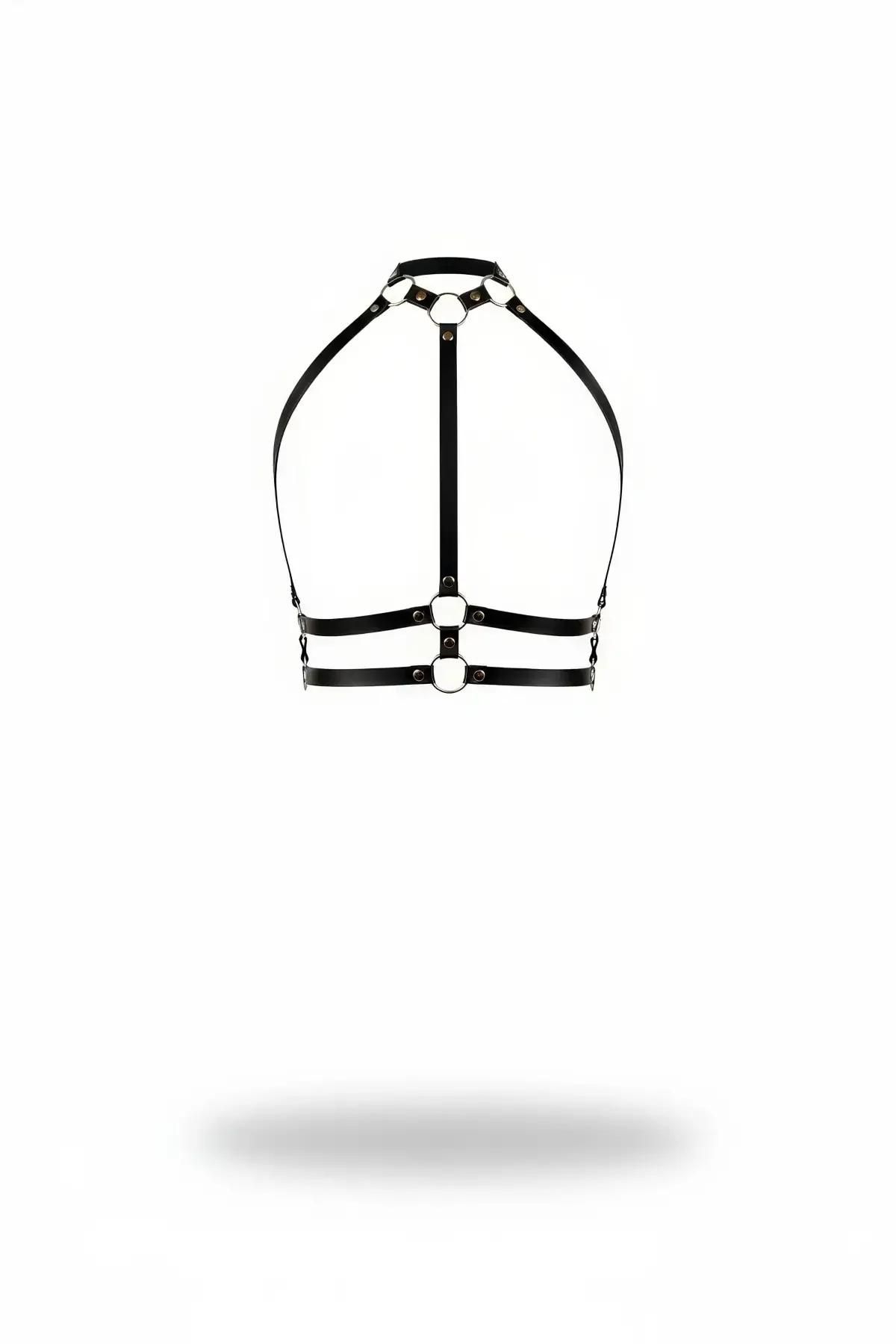 Krom O-halkalı ve çift bustiye altı askılı siyah suni deri halter boyun göğüs harness, beyaz arka plan