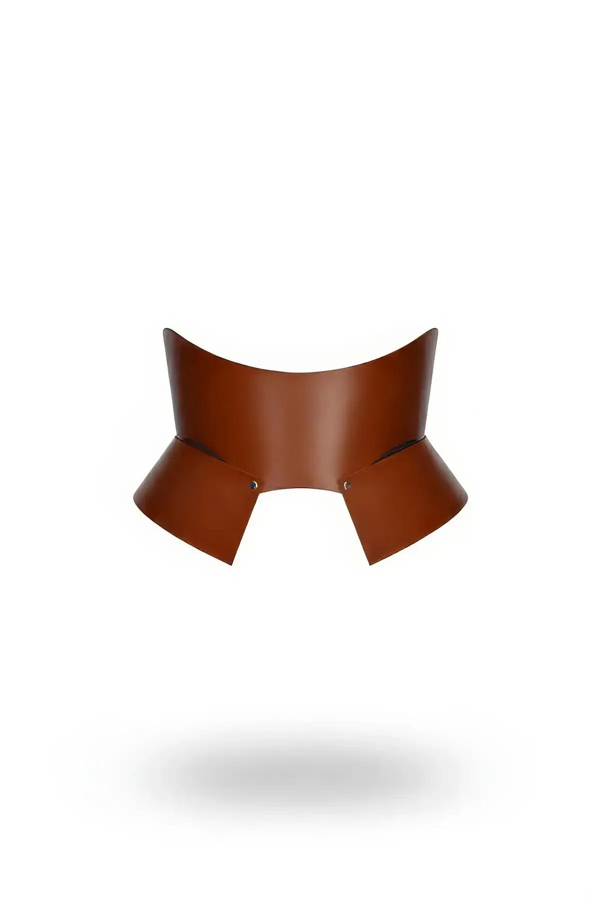 açılan mimari paneller ve gümüş perçin donanım detayıyla yapılandırılmış taba suni deri bel harness