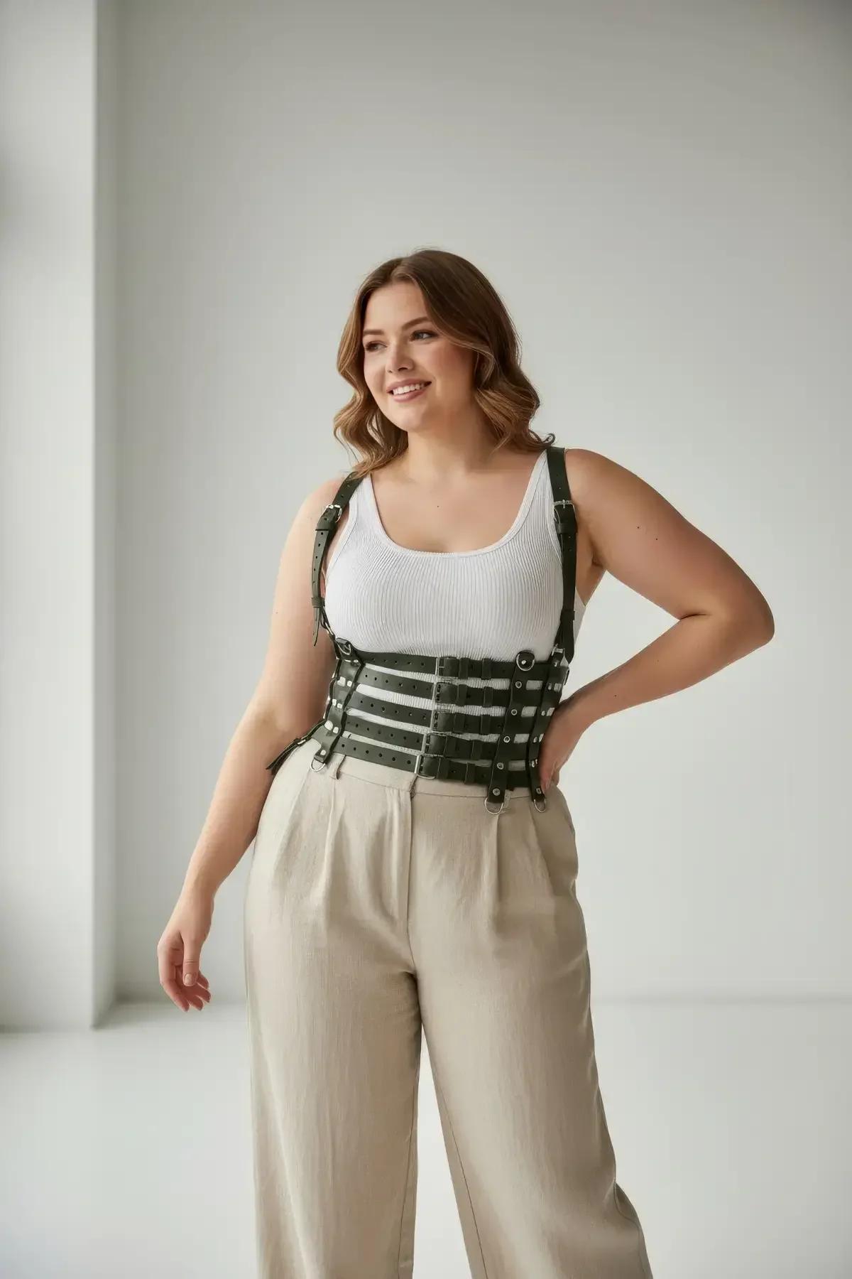 beş yatay bantlı ve gümüş toka omuz askılı orman yeşili suni deri geniş kafesli bel harness beyaz üst üzerine