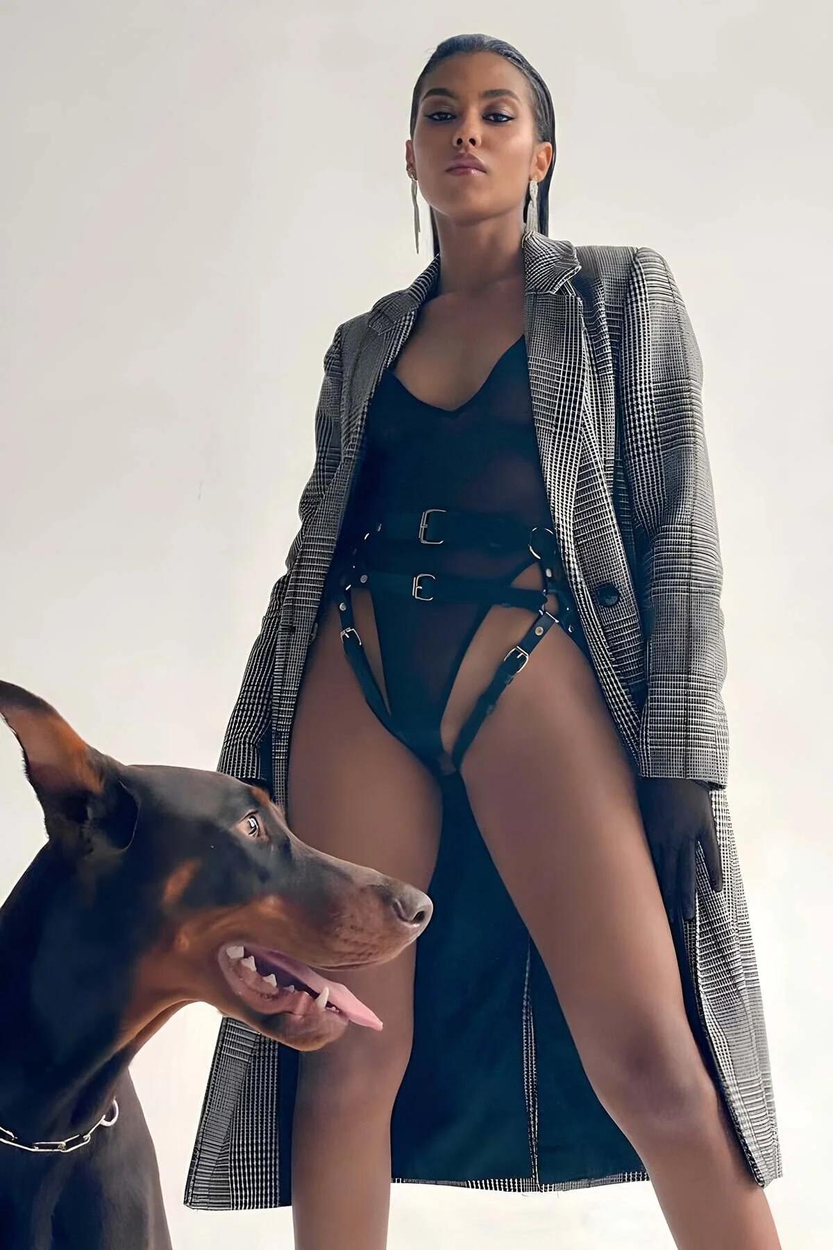 çift gümüş tokalı bel bandı ve uyluk askılı siyah suni deri askılı kasıksız harness külot