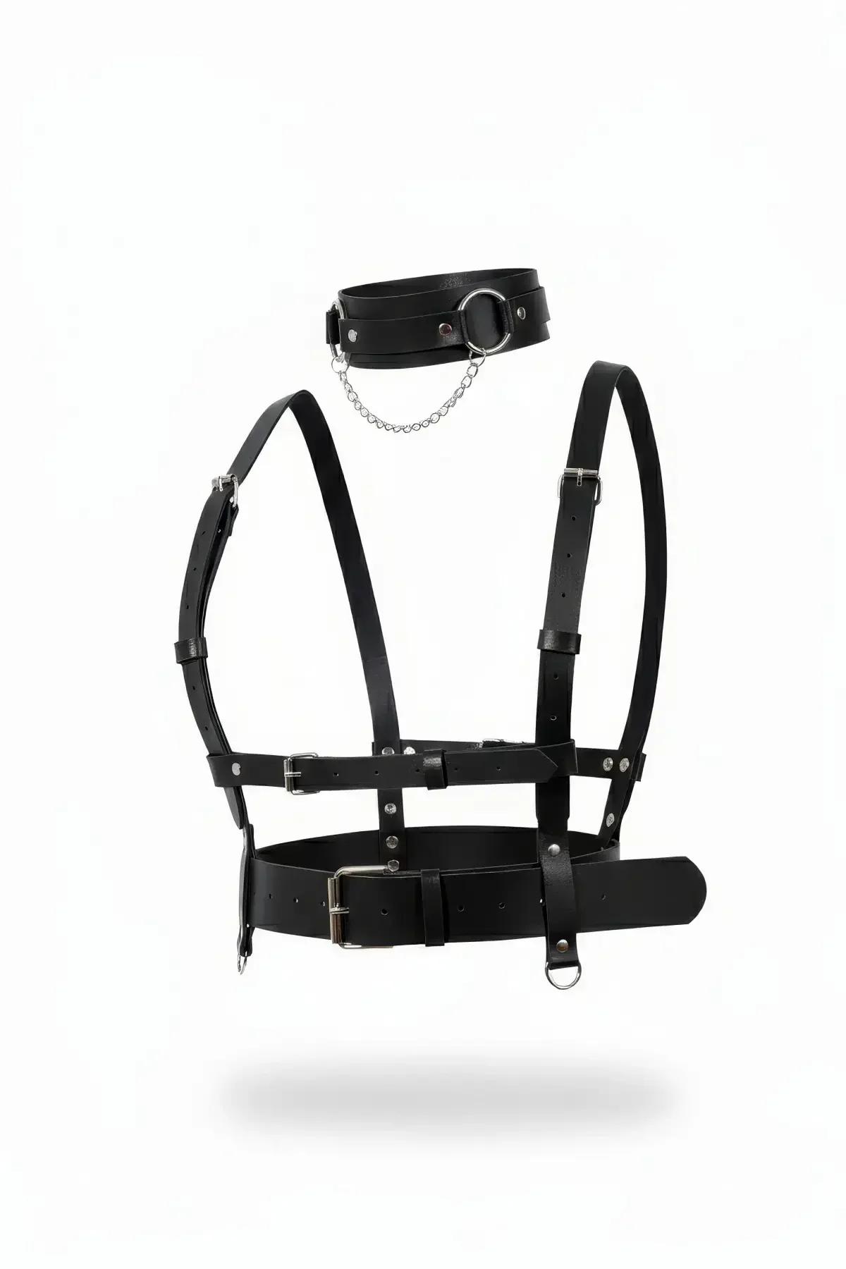 Geniş bel kemeri, ayarlanabilir omuz askıları, gümüş tokalar ve gümüş detaylı eşleşen çokerli siyah suni deri vücut harness