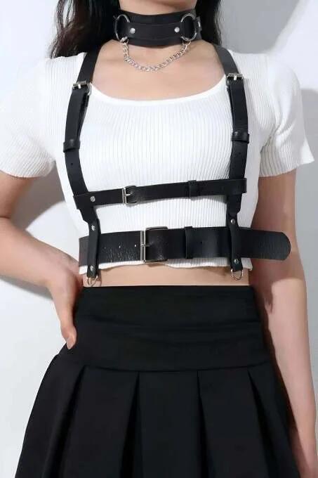 Geniş bel bandı, gümüş iğne toka omuz askıları ve çıkarılabilir O-halka zincirli siyah suni deri altsutyeni harness