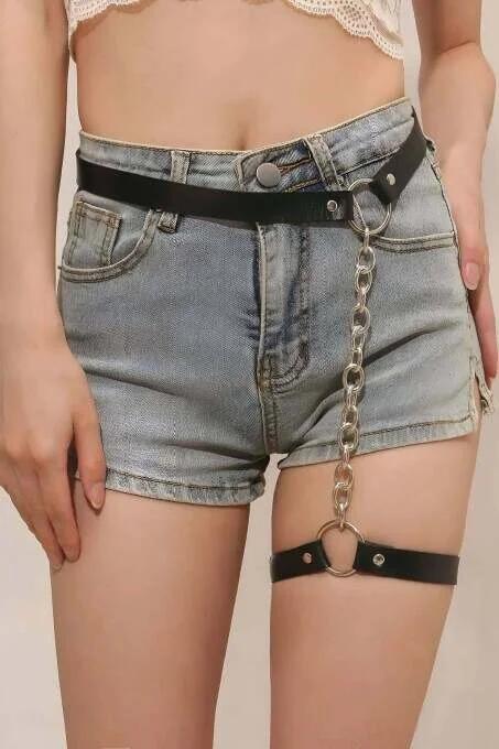 Denim şort üzerinde çıkarılabilir gümüş halkalı zincir ve O-halka donanımlı siyah suni deri bel jartiyer harness