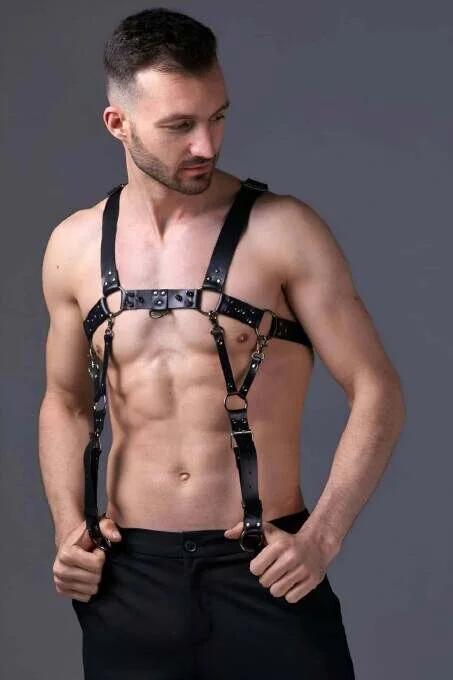 siyah suni deri çok askılı erkek vücut harness, altın O-halka donanımı, omuzdan bele kafes tasarım