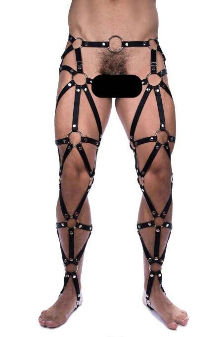 Erkek modelde gümüş O-halkalar ve geometrik askı deseni ile siyah suni deri tam bacak harness'ı
