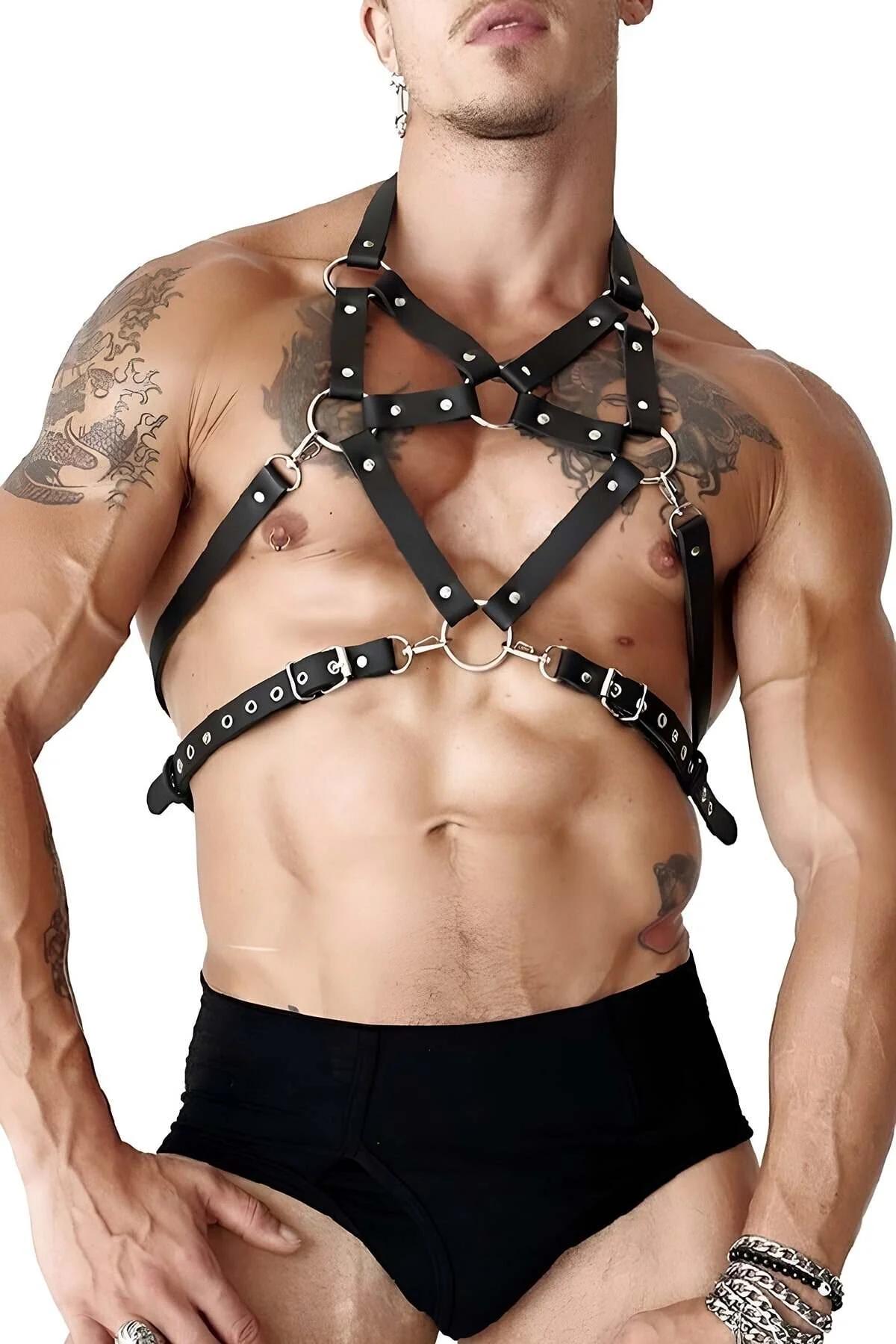 Erkek modelde gümüş O-halkalar ve ayarlanabilir ilmekli bel bandlı siyah suni deri pentagram göğüs harness
