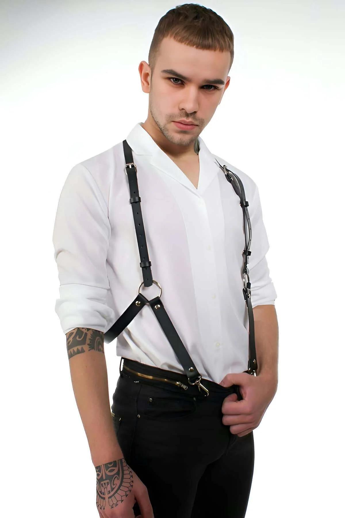 Beyaz gömlek üzerine giyilen gümüş O-halka göğüs detayı ve pantolon klipsleriyle siyah suni deri erkek vücut harness