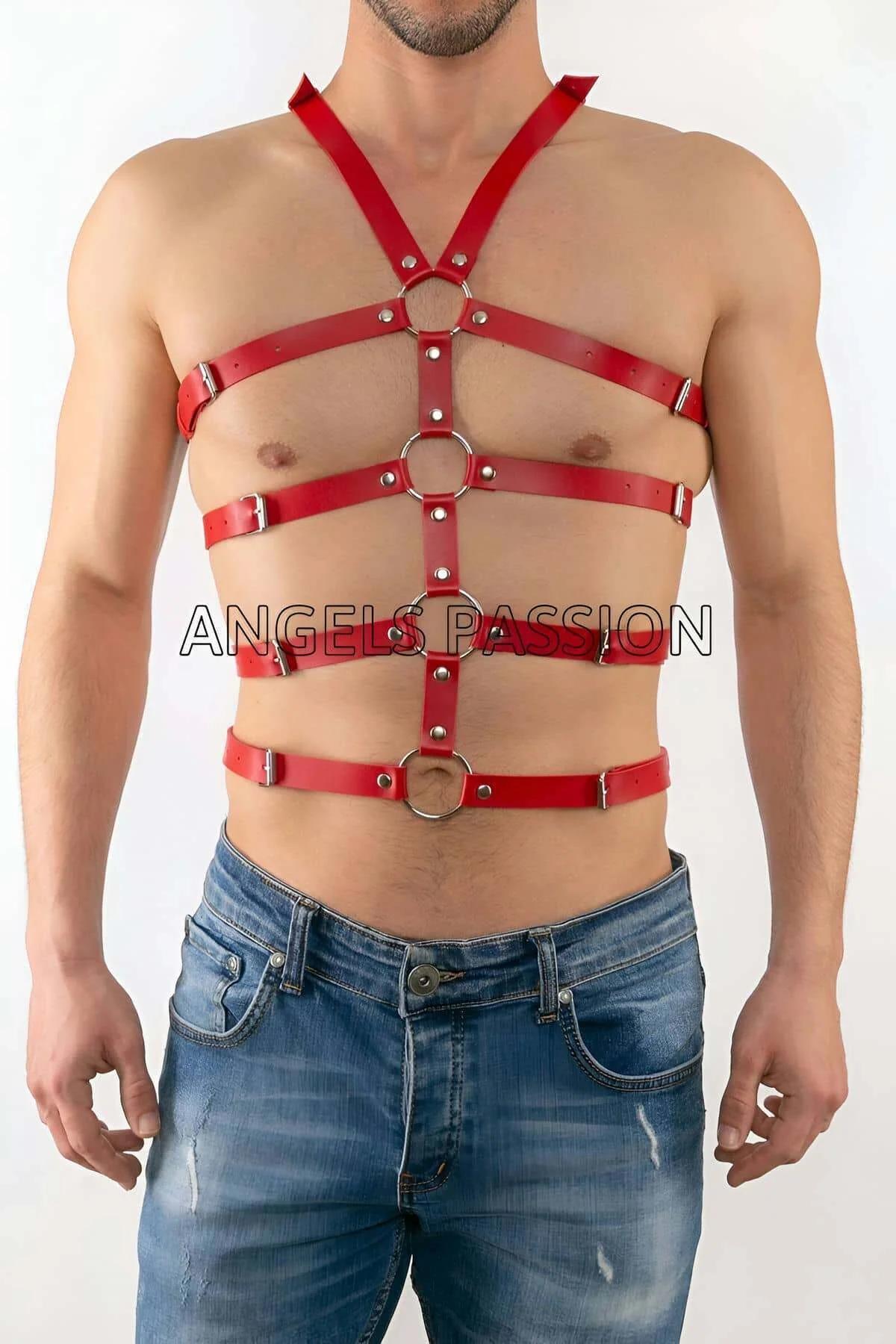erkek gövdede üç gümüş O-halka ve yatay toka askılarıyla kırmızı suni deri ayarlanabilir vücut harness'ı