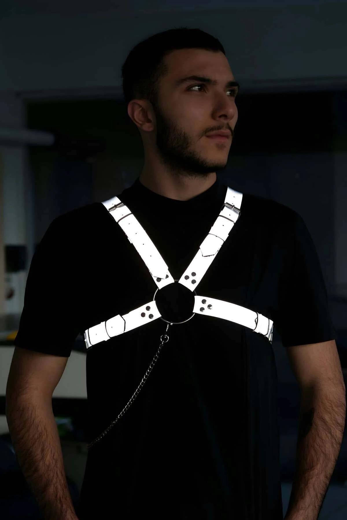 siyah tişört üzerine erkek tarafından giyilen reflektör beyaz göğüs harness, siyah O-halka merkezi ve zincir detayı